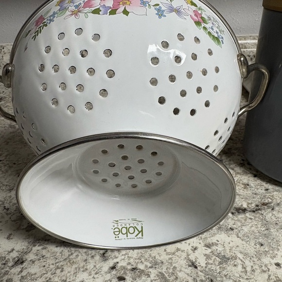 Vintage Kobe JCPenney Footed Metal White Enamel Colander/Strainer Pink/Purple 🌺 - Picture 2 of 14